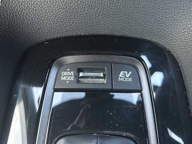 トヨタ カローラツーリング ハイブリッド ダブルバイビー 鳥取県 2023(令5)年 2.4万km アティチュードブラックマイカ ワンオーナー/9インチディスプレイオーディオ/TOYOTAｃｏｎｎｅｃｔ/メモリナビ/フルセグＴＶ/バックカメラ/Ｂｌｕｅｔｏｏｔｈ　ＵＳＢ/Toyota Safety Sense/全車速追従機能付レーダークルーズコントロール/レーンキープアラート/コーナーセンサー/オートホールド/パーキングサポートブレーキ/スペアキー/ＥＴＣ２．０/レザテックシート/リヤスポイラー/１７インチＡＷ/オートハイビーム/Bi-Beam LEDヘッドランプ/バイビームLEDヘッドランプ/LEDクリアランスランプ/LEDフロントフォグランプ/フロアマット/ドアバイザー/ライトレベライザー/新車保証書/取扱説明書