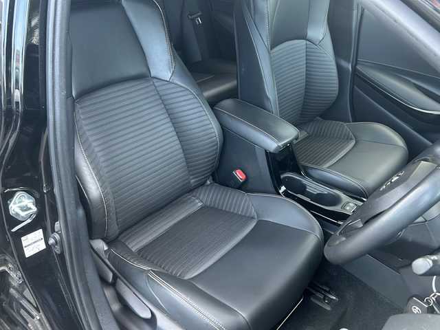 トヨタ カローラツーリング ハイブリッド ダブルバイビー 鳥取県 2023(令5)年 2.4万km アティチュードブラックマイカ ワンオーナー/9インチディスプレイオーディオ/TOYOTAｃｏｎｎｅｃｔ/メモリナビ/フルセグＴＶ/バックカメラ/Ｂｌｕｅｔｏｏｔｈ　ＵＳＢ/Toyota Safety Sense/全車速追従機能付レーダークルーズコントロール/レーンキープアラート/コーナーセンサー/オートホールド/パーキングサポートブレーキ/スペアキー/ＥＴＣ２．０/レザテックシート/リヤスポイラー/１７インチＡＷ/オートハイビーム/Bi-Beam LEDヘッドランプ/バイビームLEDヘッドランプ/LEDクリアランスランプ/LEDフロントフォグランプ/フロアマット/ドアバイザー/ライトレベライザー/新車保証書/取扱説明書