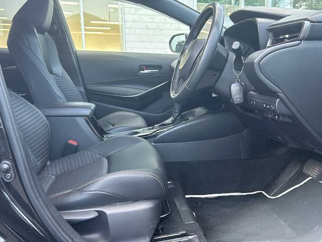 トヨタ カローラツーリング ハイブリッド ダブルバイビー 鳥取県 2023(令5)年 2.4万km アティチュードブラックマイカ ワンオーナー/9インチディスプレイオーディオ/TOYOTAｃｏｎｎｅｃｔ/メモリナビ/フルセグＴＶ/バックカメラ/Ｂｌｕｅｔｏｏｔｈ　ＵＳＢ/Toyota Safety Sense/全車速追従機能付レーダークルーズコントロール/レーンキープアラート/コーナーセンサー/オートホールド/パーキングサポートブレーキ/スペアキー/ＥＴＣ２．０/レザテックシート/リヤスポイラー/１７インチＡＷ/オートハイビーム/Bi-Beam LEDヘッドランプ/バイビームLEDヘッドランプ/LEDクリアランスランプ/LEDフロントフォグランプ/フロアマット/ドアバイザー/ライトレベライザー/新車保証書/取扱説明書