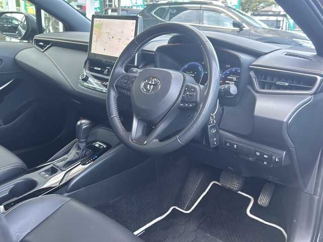 トヨタ カローラツーリング ハイブリッド ダブルバイビー 鳥取県 2023(令5)年 2.4万km アティチュードブラックマイカ ワンオーナー/9インチディスプレイオーディオ/TOYOTAｃｏｎｎｅｃｔ/メモリナビ/フルセグＴＶ/バックカメラ/Ｂｌｕｅｔｏｏｔｈ　ＵＳＢ/Toyota Safety Sense/全車速追従機能付レーダークルーズコントロール/レーンキープアラート/コーナーセンサー/オートホールド/パーキングサポートブレーキ/スペアキー/ＥＴＣ２．０/レザテックシート/リヤスポイラー/１７インチＡＷ/オートハイビーム/Bi-Beam LEDヘッドランプ/バイビームLEDヘッドランプ/LEDクリアランスランプ/LEDフロントフォグランプ/フロアマット/ドアバイザー/ライトレベライザー/新車保証書/取扱説明書