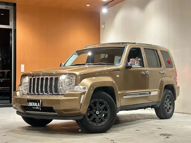 クライスラー・ジープ ジープ チェロキー サン&ホイール 道央・札幌 2012(平24)年 13.1万km 茶Ｍ ３０台限定車(Jeep　Cherokee sun & wheel)/限定カラー（キャニオンブラウンパールコート）/特殊形状ルーフ/パナソニック製メモリナビ/(BT、USB、フルセグTV、DVD、CD)/バックカメラ/ACC/オートライト/ETC/レザーシート、シートヒーター/サマータイヤ４本積込み(ゴムのみ)