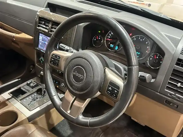 クライスラー・ジープ ジープ チェロキー サン&ホイール 道央・札幌 2012(平24)年 13.1万km 茶Ｍ ３０台限定車(Jeep　Cherokee sun & wheel)/限定カラー（キャニオンブラウンパールコート）/特殊形状ルーフ/パナソニック製メモリナビ/(BT、USB、フルセグTV、DVD、CD)/バックカメラ/ACC/オートライト/ETC/レザーシート、シートヒーター/サマータイヤ４本積込み(ゴムのみ)