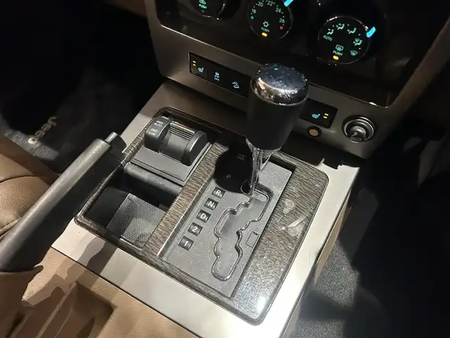 クライスラー・ジープ ジープ チェロキー サン&ホイール 道央・札幌 2012(平24)年 13.1万km 茶Ｍ ３０台限定車(Jeep　Cherokee sun & wheel)/限定カラー（キャニオンブラウンパールコート）/特殊形状ルーフ/パナソニック製メモリナビ/(BT、USB、フルセグTV、DVD、CD)/バックカメラ/ACC/オートライト/ETC/レザーシート、シートヒーター/サマータイヤ４本積込み(ゴムのみ)