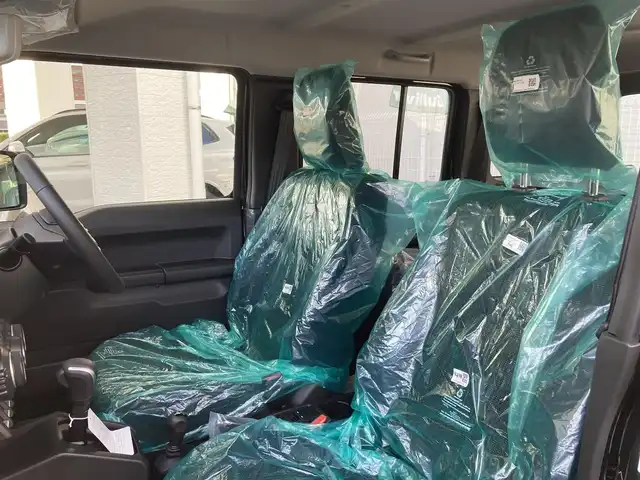 スズキ ジムニー ノマド FC 福岡県 2025(令7)年 0.1千km 黒 登録時走行100キロ未満/ワンオーナー/レーダークルーズコントロール/前席シートヒーター/パートタイム４WD /衝突軽減ブレーキ/コーナーセンサー/プッシュスタート/ウインカーミラー/アイドリングストップ/ステアリングスイッチ/純正15インチアルミホイール/スペアキー×1/取扱説明書/保証書