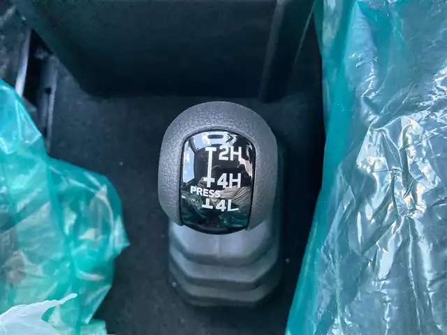 スズキ ジムニー ノマド FC 福岡県 2025(令7)年 0.1千km 黒 登録時走行100キロ未満/ワンオーナー/レーダークルーズコントロール/前席シートヒーター/パートタイム４WD /衝突軽減ブレーキ/コーナーセンサー/プッシュスタート/ウインカーミラー/アイドリングストップ/ステアリングスイッチ/純正15インチアルミホイール/スペアキー×1/取扱説明書/保証書