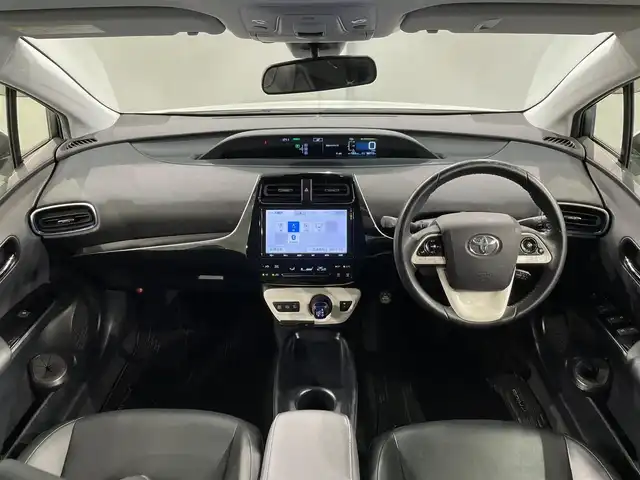 トヨタ プリウス S ツーリングセレクション 愛知県 2018(平30)年 6.7万km ホワイトパールクリスタルシャイン 純正９インチナビ　/（Bluetooth/フルセグTV/SD/AM/FM/CD・DVD再生）/トヨタセーフティセンス　/　　-衝突軽減ブレーキ　/　　-レーダークルーズコントロール　/　　-オートマチックハイビーム/　　-レーンディパーチャーアラート/シートヒーター　/ビルトインＥＴＣ　/ＬＥＤヘッドライト　/バックカメラ　/純正フロアマット　/プッシュスタート/　　-スマートキー