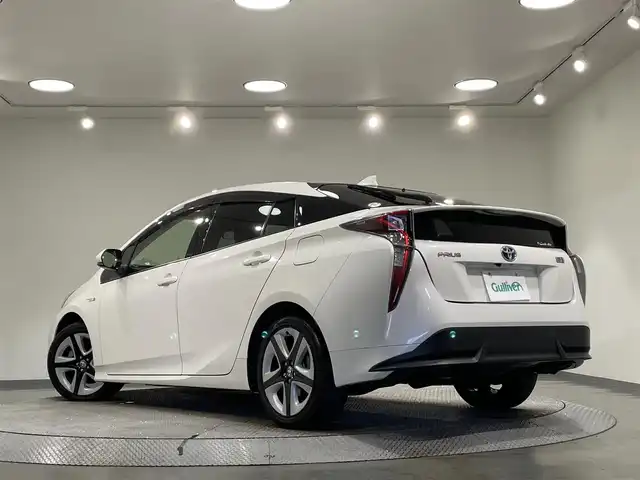 トヨタ プリウス S ツーリングセレクション 愛知県 2018(平30)年 6.7万km ホワイトパールクリスタルシャイン 純正９インチナビ　/（Bluetooth/フルセグTV/SD/AM/FM/CD・DVD再生）/トヨタセーフティセンス　/　　-衝突軽減ブレーキ　/　　-レーダークルーズコントロール　/　　-オートマチックハイビーム/　　-レーンディパーチャーアラート/シートヒーター　/ビルトインＥＴＣ　/ＬＥＤヘッドライト　/バックカメラ　/純正フロアマット　/プッシュスタート/　　-スマートキー