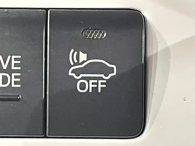 トヨタ プリウス S ツーリングセレクション 愛知県 2018(平30)年 6.7万km ホワイトパールクリスタルシャイン 純正９インチナビ　/（Bluetooth/フルセグTV/SD/AM/FM/CD・DVD再生）/トヨタセーフティセンス　/　　-衝突軽減ブレーキ　/　　-レーダークルーズコントロール　/　　-オートマチックハイビーム/　　-レーンディパーチャーアラート/シートヒーター　/ビルトインＥＴＣ　/ＬＥＤヘッドライト　/バックカメラ　/純正フロアマット　/プッシュスタート/　　-スマートキー