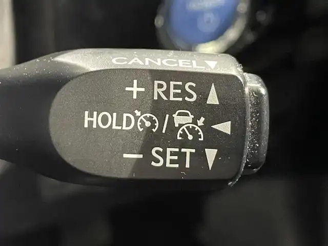 トヨタ プリウス S ツーリングセレクション 愛知県 2018(平30)年 6.7万km ホワイトパールクリスタルシャイン 純正９インチナビ　/（Bluetooth/フルセグTV/SD/AM/FM/CD・DVD再生）/トヨタセーフティセンス　/　　-衝突軽減ブレーキ　/　　-レーダークルーズコントロール　/　　-オートマチックハイビーム/　　-レーンディパーチャーアラート/シートヒーター　/ビルトインＥＴＣ　/ＬＥＤヘッドライト　/バックカメラ　/純正フロアマット　/プッシュスタート/　　-スマートキー