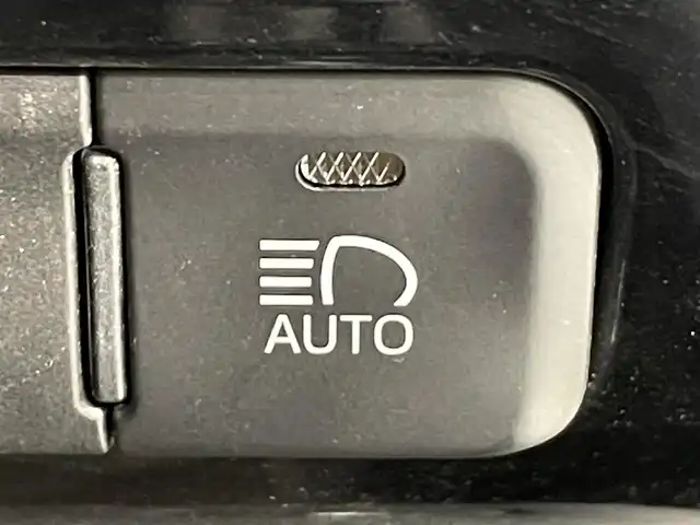 トヨタ プリウス S ツーリングセレクション 愛知県 2018(平30)年 6.7万km ホワイトパールクリスタルシャイン 純正９インチナビ　/（Bluetooth/フルセグTV/SD/AM/FM/CD・DVD再生）/トヨタセーフティセンス　/　　-衝突軽減ブレーキ　/　　-レーダークルーズコントロール　/　　-オートマチックハイビーム/　　-レーンディパーチャーアラート/シートヒーター　/ビルトインＥＴＣ　/ＬＥＤヘッドライト　/バックカメラ　/純正フロアマット　/プッシュスタート/　　-スマートキー