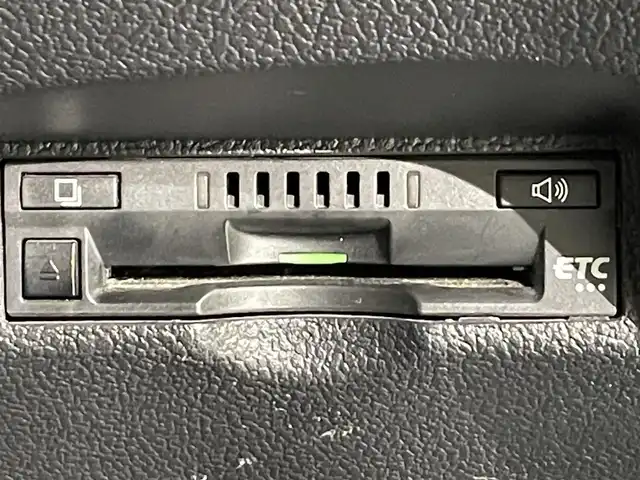 トヨタ プリウス S ツーリングセレクション 愛知県 2018(平30)年 6.7万km ホワイトパールクリスタルシャイン 純正９インチナビ　/（Bluetooth/フルセグTV/SD/AM/FM/CD・DVD再生）/トヨタセーフティセンス　/　　-衝突軽減ブレーキ　/　　-レーダークルーズコントロール　/　　-オートマチックハイビーム/　　-レーンディパーチャーアラート/シートヒーター　/ビルトインＥＴＣ　/ＬＥＤヘッドライト　/バックカメラ　/純正フロアマット　/プッシュスタート/　　-スマートキー