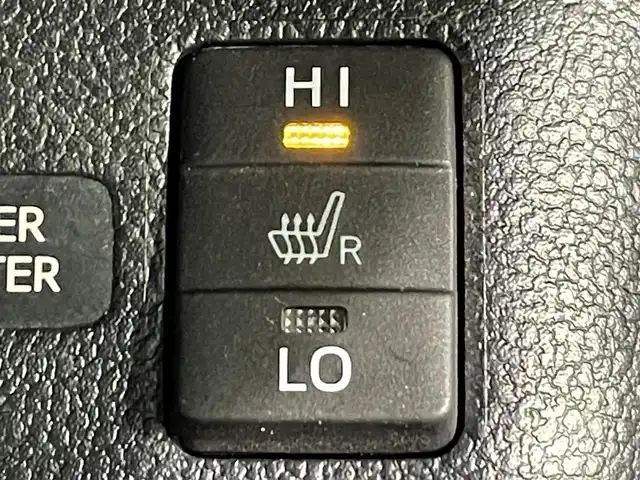 トヨタ プリウス S ツーリングセレクション 愛知県 2018(平30)年 6.7万km ホワイトパールクリスタルシャイン 純正９インチナビ　/（Bluetooth/フルセグTV/SD/AM/FM/CD・DVD再生）/トヨタセーフティセンス　/　　-衝突軽減ブレーキ　/　　-レーダークルーズコントロール　/　　-オートマチックハイビーム/　　-レーンディパーチャーアラート/シートヒーター　/ビルトインＥＴＣ　/ＬＥＤヘッドライト　/バックカメラ　/純正フロアマット　/プッシュスタート/　　-スマートキー