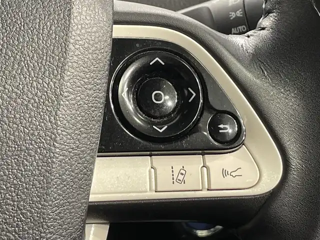 トヨタ プリウス S ツーリングセレクション 愛知県 2018(平30)年 6.7万km ホワイトパールクリスタルシャイン 純正９インチナビ　/（Bluetooth/フルセグTV/SD/AM/FM/CD・DVD再生）/トヨタセーフティセンス　/　　-衝突軽減ブレーキ　/　　-レーダークルーズコントロール　/　　-オートマチックハイビーム/　　-レーンディパーチャーアラート/シートヒーター　/ビルトインＥＴＣ　/ＬＥＤヘッドライト　/バックカメラ　/純正フロアマット　/プッシュスタート/　　-スマートキー