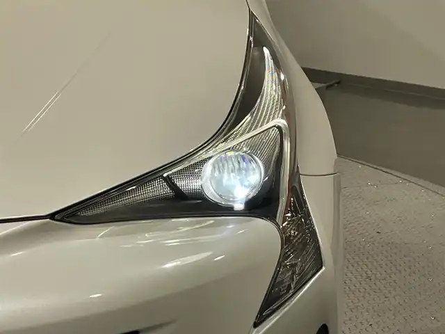 トヨタ プリウス S ツーリングセレクション 愛知県 2018(平30)年 6.7万km ホワイトパールクリスタルシャイン 純正９インチナビ　/（Bluetooth/フルセグTV/SD/AM/FM/CD・DVD再生）/トヨタセーフティセンス　/　　-衝突軽減ブレーキ　/　　-レーダークルーズコントロール　/　　-オートマチックハイビーム/　　-レーンディパーチャーアラート/シートヒーター　/ビルトインＥＴＣ　/ＬＥＤヘッドライト　/バックカメラ　/純正フロアマット　/プッシュスタート/　　-スマートキー
