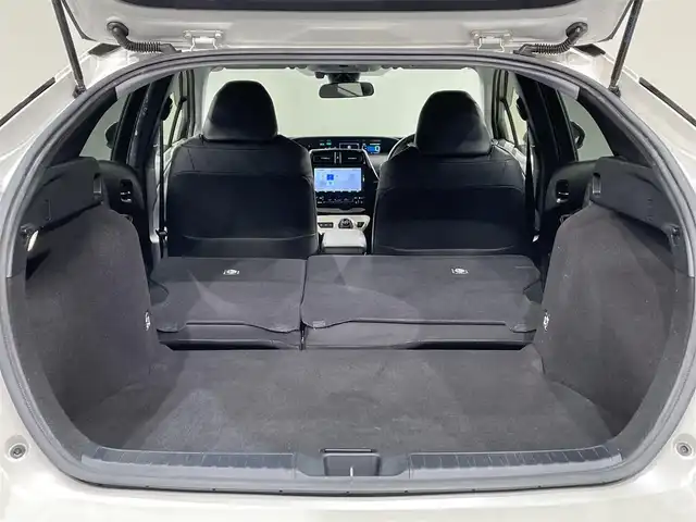 トヨタ プリウス S ツーリングセレクション 愛知県 2018(平30)年 6.7万km ホワイトパールクリスタルシャイン 純正９インチナビ　/（Bluetooth/フルセグTV/SD/AM/FM/CD・DVD再生）/トヨタセーフティセンス　/　　-衝突軽減ブレーキ　/　　-レーダークルーズコントロール　/　　-オートマチックハイビーム/　　-レーンディパーチャーアラート/シートヒーター　/ビルトインＥＴＣ　/ＬＥＤヘッドライト　/バックカメラ　/純正フロアマット　/プッシュスタート/　　-スマートキー