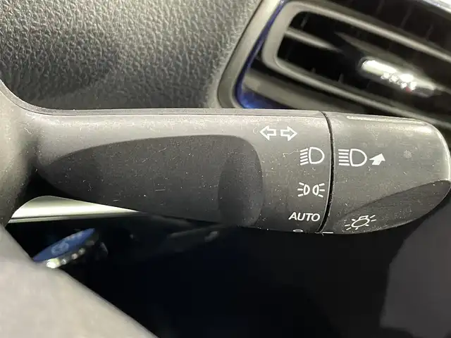 トヨタ プリウス S ツーリングセレクション 愛知県 2018(平30)年 6.7万km ホワイトパールクリスタルシャイン 純正９インチナビ　/（Bluetooth/フルセグTV/SD/AM/FM/CD・DVD再生）/トヨタセーフティセンス　/　　-衝突軽減ブレーキ　/　　-レーダークルーズコントロール　/　　-オートマチックハイビーム/　　-レーンディパーチャーアラート/シートヒーター　/ビルトインＥＴＣ　/ＬＥＤヘッドライト　/バックカメラ　/純正フロアマット　/プッシュスタート/　　-スマートキー