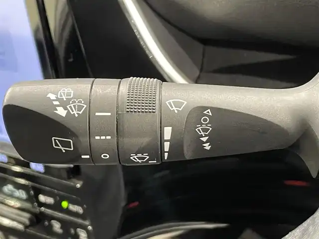 トヨタ プリウス S ツーリングセレクション 愛知県 2018(平30)年 6.7万km ホワイトパールクリスタルシャイン 純正９インチナビ　/（Bluetooth/フルセグTV/SD/AM/FM/CD・DVD再生）/トヨタセーフティセンス　/　　-衝突軽減ブレーキ　/　　-レーダークルーズコントロール　/　　-オートマチックハイビーム/　　-レーンディパーチャーアラート/シートヒーター　/ビルトインＥＴＣ　/ＬＥＤヘッドライト　/バックカメラ　/純正フロアマット　/プッシュスタート/　　-スマートキー