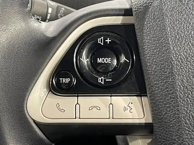 トヨタ プリウス S ツーリングセレクション 愛知県 2018(平30)年 6.7万km ホワイトパールクリスタルシャイン 純正９インチナビ　/（Bluetooth/フルセグTV/SD/AM/FM/CD・DVD再生）/トヨタセーフティセンス　/　　-衝突軽減ブレーキ　/　　-レーダークルーズコントロール　/　　-オートマチックハイビーム/　　-レーンディパーチャーアラート/シートヒーター　/ビルトインＥＴＣ　/ＬＥＤヘッドライト　/バックカメラ　/純正フロアマット　/プッシュスタート/　　-スマートキー