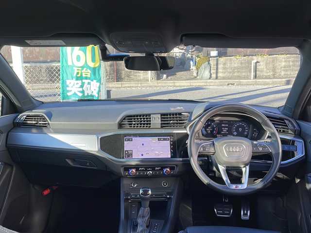 アウディ Ｑ３ 35TFSI Sライン 愛知県 2023(令5)年 3.3万km デイトナグレーパールエフェクト ・禁煙車/・純正10.1インチMMIナビゲーション/・Bluetooth/USB/・バックカメラ/サラウンドビューカメラ/・ETC2.0/・前後ドライブレコーダー/・アウディプレセンスフロント/・衝突軽減ブレーキ/・レーン逸脱警告/・サイドアシスト/・アダプティブクルーズコントロール/・パーキングエイド（コーナーセンサー）/・リヤクロストラフィックアシスト/・ハイビームアシスト/・コンビニエンス&アシスタンスパッケージ/・ブラックスタイリングパッケージ/・純正19インチ20スポークアルミホイール/・インテリアライト/・前席パワーシート/シートヒーター/・純正フロアマット/・LEDオートライト/・電動格納ミラーウィンカー/・ルーフレール/・取扱説明書/新車保証書