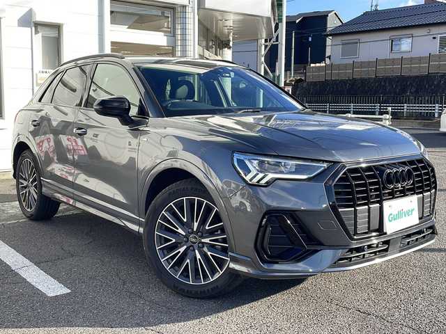 アウディ Ｑ３ 35TFSI Sライン 愛知県 2023(令5)年 3.3万km デイトナグレーパールエフェクト ・禁煙車/・純正10.1インチMMIナビゲーション/・Bluetooth/USB/・バックカメラ/サラウンドビューカメラ/・ETC2.0/・前後ドライブレコーダー/・アウディプレセンスフロント/・衝突軽減ブレーキ/・レーン逸脱警告/・サイドアシスト/・アダプティブクルーズコントロール/・パーキングエイド（コーナーセンサー）/・リヤクロストラフィックアシスト/・ハイビームアシスト/・コンビニエンス&アシスタンスパッケージ/・ブラックスタイリングパッケージ/・純正19インチ20スポークアルミホイール/・インテリアライト/・前席パワーシート/シートヒーター/・純正フロアマット/・LEDオートライト/・電動格納ミラーウィンカー/・ルーフレール/・取扱説明書/新車保証書