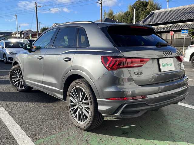 アウディ Ｑ３ 35TFSI Sライン 愛知県 2023(令5)年 3.3万km デイトナグレーパールエフェクト ・禁煙車/・純正10.1インチMMIナビゲーション/・Bluetooth/USB/・バックカメラ/サラウンドビューカメラ/・ETC2.0/・前後ドライブレコーダー/・アウディプレセンスフロント/・衝突軽減ブレーキ/・レーン逸脱警告/・サイドアシスト/・アダプティブクルーズコントロール/・パーキングエイド（コーナーセンサー）/・リヤクロストラフィックアシスト/・ハイビームアシスト/・コンビニエンス&アシスタンスパッケージ/・ブラックスタイリングパッケージ/・純正19インチ20スポークアルミホイール/・インテリアライト/・前席パワーシート/シートヒーター/・純正フロアマット/・LEDオートライト/・電動格納ミラーウィンカー/・ルーフレール/・取扱説明書/新車保証書