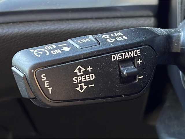 アウディ Ｑ３ 35TFSI Sライン 愛知県 2023(令5)年 3.3万km デイトナグレーパールエフェクト ・禁煙車/・純正10.1インチMMIナビゲーション/・Bluetooth/USB/・バックカメラ/サラウンドビューカメラ/・ETC2.0/・前後ドライブレコーダー/・アウディプレセンスフロント/・衝突軽減ブレーキ/・レーン逸脱警告/・サイドアシスト/・アダプティブクルーズコントロール/・パーキングエイド（コーナーセンサー）/・リヤクロストラフィックアシスト/・ハイビームアシスト/・コンビニエンス&アシスタンスパッケージ/・ブラックスタイリングパッケージ/・純正19インチ20スポークアルミホイール/・インテリアライト/・前席パワーシート/シートヒーター/・純正フロアマット/・LEDオートライト/・電動格納ミラーウィンカー/・ルーフレール/・取扱説明書/新車保証書