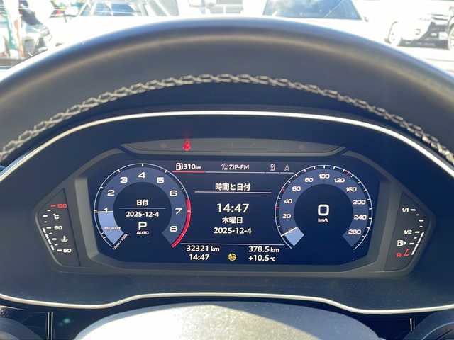 アウディ Ｑ３ 35TFSI Sライン 愛知県 2023(令5)年 3.3万km デイトナグレーパールエフェクト ・禁煙車/・純正10.1インチMMIナビゲーション/・Bluetooth/USB/・バックカメラ/サラウンドビューカメラ/・ETC2.0/・前後ドライブレコーダー/・アウディプレセンスフロント/・衝突軽減ブレーキ/・レーン逸脱警告/・サイドアシスト/・アダプティブクルーズコントロール/・パーキングエイド（コーナーセンサー）/・リヤクロストラフィックアシスト/・ハイビームアシスト/・コンビニエンス&アシスタンスパッケージ/・ブラックスタイリングパッケージ/・純正19インチ20スポークアルミホイール/・インテリアライト/・前席パワーシート/シートヒーター/・純正フロアマット/・LEDオートライト/・電動格納ミラーウィンカー/・ルーフレール/・取扱説明書/新車保証書