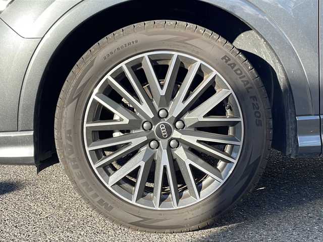 アウディ Ｑ３ 35TFSI Sライン 愛知県 2023(令5)年 3.3万km デイトナグレーパールエフェクト ・禁煙車/・純正10.1インチMMIナビゲーション/・Bluetooth/USB/・バックカメラ/サラウンドビューカメラ/・ETC2.0/・前後ドライブレコーダー/・アウディプレセンスフロント/・衝突軽減ブレーキ/・レーン逸脱警告/・サイドアシスト/・アダプティブクルーズコントロール/・パーキングエイド（コーナーセンサー）/・リヤクロストラフィックアシスト/・ハイビームアシスト/・コンビニエンス&アシスタンスパッケージ/・ブラックスタイリングパッケージ/・純正19インチ20スポークアルミホイール/・インテリアライト/・前席パワーシート/シートヒーター/・純正フロアマット/・LEDオートライト/・電動格納ミラーウィンカー/・ルーフレール/・取扱説明書/新車保証書