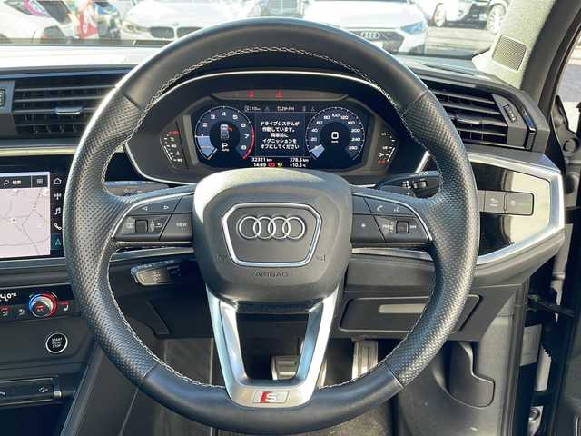 アウディ Ｑ３ 35TFSI Sライン 愛知県 2023(令5)年 3.3万km デイトナグレーパールエフェクト ・禁煙車/・純正10.1インチMMIナビゲーション/・Bluetooth/USB/・バックカメラ/サラウンドビューカメラ/・ETC2.0/・前後ドライブレコーダー/・アウディプレセンスフロント/・衝突軽減ブレーキ/・レーン逸脱警告/・サイドアシスト/・アダプティブクルーズコントロール/・パーキングエイド（コーナーセンサー）/・リヤクロストラフィックアシスト/・ハイビームアシスト/・コンビニエンス&アシスタンスパッケージ/・ブラックスタイリングパッケージ/・純正19インチ20スポークアルミホイール/・インテリアライト/・前席パワーシート/シートヒーター/・純正フロアマット/・LEDオートライト/・電動格納ミラーウィンカー/・ルーフレール/・取扱説明書/新車保証書