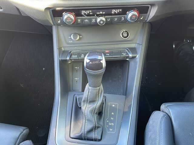 アウディ Ｑ３ 35TFSI Sライン 愛知県 2023(令5)年 3.3万km デイトナグレーパールエフェクト ・禁煙車/・純正10.1インチMMIナビゲーション/・Bluetooth/USB/・バックカメラ/サラウンドビューカメラ/・ETC2.0/・前後ドライブレコーダー/・アウディプレセンスフロント/・衝突軽減ブレーキ/・レーン逸脱警告/・サイドアシスト/・アダプティブクルーズコントロール/・パーキングエイド（コーナーセンサー）/・リヤクロストラフィックアシスト/・ハイビームアシスト/・コンビニエンス&アシスタンスパッケージ/・ブラックスタイリングパッケージ/・純正19インチ20スポークアルミホイール/・インテリアライト/・前席パワーシート/シートヒーター/・純正フロアマット/・LEDオートライト/・電動格納ミラーウィンカー/・ルーフレール/・取扱説明書/新車保証書