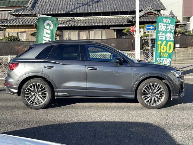 アウディ Ｑ３ 35TFSI Sライン 愛知県 2023(令5)年 3.3万km デイトナグレーパールエフェクト ・禁煙車/・純正10.1インチMMIナビゲーション/・Bluetooth/USB/・バックカメラ/サラウンドビューカメラ/・ETC2.0/・前後ドライブレコーダー/・アウディプレセンスフロント/・衝突軽減ブレーキ/・レーン逸脱警告/・サイドアシスト/・アダプティブクルーズコントロール/・パーキングエイド（コーナーセンサー）/・リヤクロストラフィックアシスト/・ハイビームアシスト/・コンビニエンス&アシスタンスパッケージ/・ブラックスタイリングパッケージ/・純正19インチ20スポークアルミホイール/・インテリアライト/・前席パワーシート/シートヒーター/・純正フロアマット/・LEDオートライト/・電動格納ミラーウィンカー/・ルーフレール/・取扱説明書/新車保証書