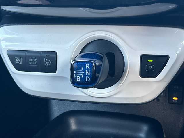 トヨタ プリウス S ツーリングセレクション 大阪府 2018(平30)年 5.1万km アティチュードブラックマイカ ALPINEナビ(BT/フルセグ/DVD)/ABS/横滑り防止装置/盗難防止装置/レザーシート/シートヒーター/ETC/LEDヘッドライト/オートライト/オートマチックハイビーム/ドライブレコーダー/純正アルミホイール/社外フロアマット/スマートキー/エンジンスタートボタン