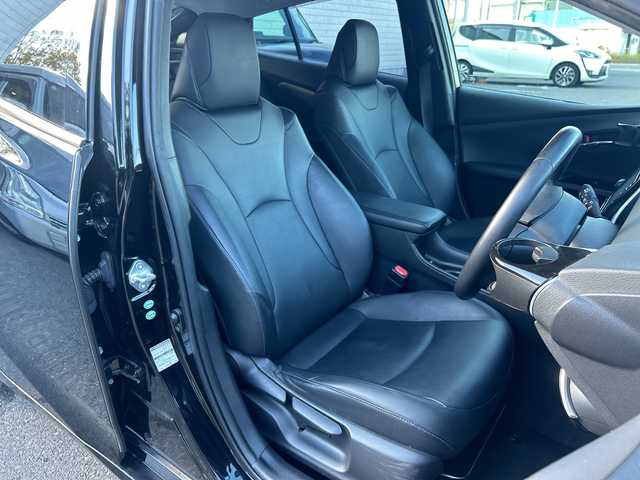 トヨタ プリウス S ツーリングセレクション 大阪府 2018(平30)年 5.1万km アティチュードブラックマイカ ALPINEナビ(BT/フルセグ/DVD)/ABS/横滑り防止装置/盗難防止装置/レザーシート/シートヒーター/ETC/LEDヘッドライト/オートライト/オートマチックハイビーム/ドライブレコーダー/純正アルミホイール/社外フロアマット/スマートキー/エンジンスタートボタン