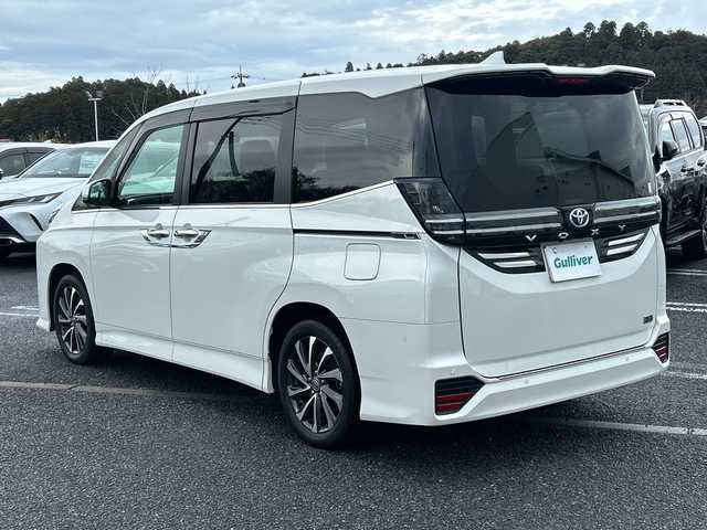 トヨタ ヴォクシー ハイブリッド S－Z 千葉県 2023(令5)年 2.3万km ホワイトパールクリスタルシャイン 純正ナビ　全方位カメラ　前後ドラレコ　両側パワースライドドア　パワーバックドア　追従式クルコン　オットマン　シートヒーター　純正フロアマット　ＥＴＣ２．０　ナノイーＸ　ＬＥＤヘッドライト　純正ＡＷ