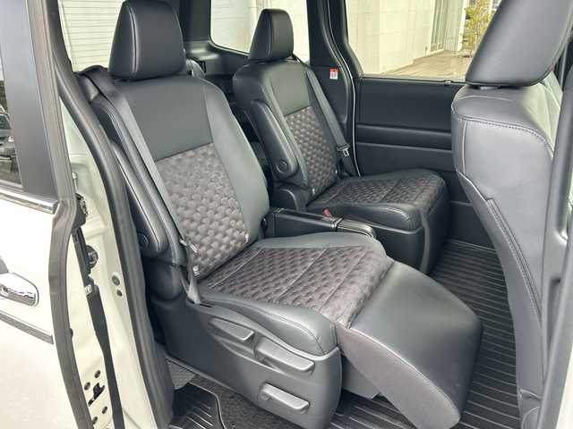 トヨタ ヴォクシー ハイブリッド S－Z 千葉県 2023(令5)年 2.3万km ホワイトパールクリスタルシャイン 純正ナビ　全方位カメラ　前後ドラレコ　両側パワースライドドア　パワーバックドア　追従式クルコン　オットマン　シートヒーター　純正フロアマット　ＥＴＣ２．０　ナノイーＸ　ＬＥＤヘッドライト　純正ＡＷ