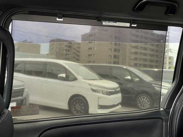 トヨタ ノア Si 長野県 2017(平29)年 3万km ホワイトパールクリスタルシャイン 純正9インチメモリナビ/・フルセグTV/・CD/DVD/・Bluetooth/バックカメラ/純正16インチアルミホイール/衝突被害軽減ブレーキ/車線逸脱警報/クルーズコントロール/オートマチックハイビーム/両側パワースライドドア/LEDヘッドライト/フォグランプ/オートライト/ウインカーミラー/電動格納ミラー/ステアリングスイッチ/ドライブレコーダー/ETC2.0/プッシュスタート/スマートキー/ドアバイザー/フロアマット