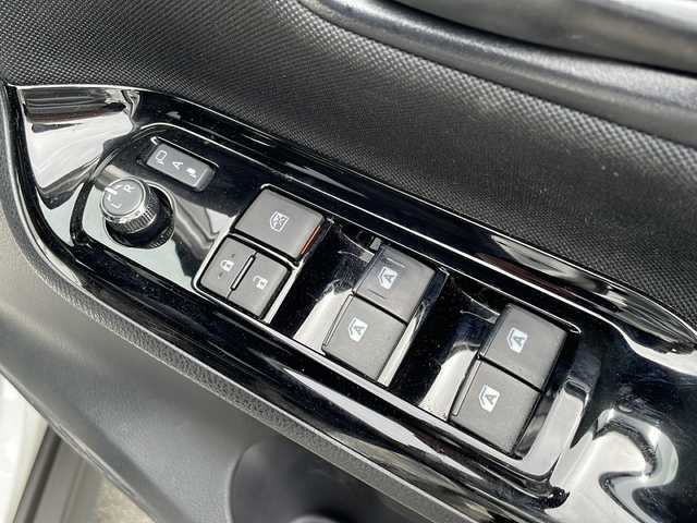 トヨタ ノア Si 長野県 2017(平29)年 3万km ホワイトパールクリスタルシャイン 純正9インチメモリナビ/・フルセグTV/・CD/DVD/・Bluetooth/バックカメラ/純正16インチアルミホイール/衝突被害軽減ブレーキ/車線逸脱警報/クルーズコントロール/オートマチックハイビーム/両側パワースライドドア/LEDヘッドライト/フォグランプ/オートライト/ウインカーミラー/電動格納ミラー/ステアリングスイッチ/ドライブレコーダー/ETC2.0/プッシュスタート/スマートキー/ドアバイザー/フロアマット