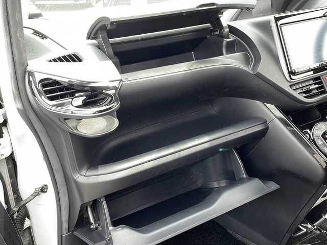 トヨタ ノア Si 長野県 2017(平29)年 3万km ホワイトパールクリスタルシャイン 純正9インチメモリナビ/・フルセグTV/・CD/DVD/・Bluetooth/バックカメラ/純正16インチアルミホイール/衝突被害軽減ブレーキ/車線逸脱警報/クルーズコントロール/オートマチックハイビーム/両側パワースライドドア/LEDヘッドライト/フォグランプ/オートライト/ウインカーミラー/電動格納ミラー/ステアリングスイッチ/ドライブレコーダー/ETC2.0/プッシュスタート/スマートキー/ドアバイザー/フロアマット