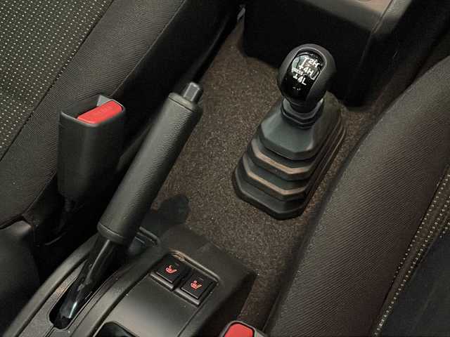 スズキ ジムニー XL 福岡県 2024(令6)年 0.9万km ジャングルグリーン ・社外SDナビ/（CD、DVD、フルセグ、Bluetooth）/・バックカメラ/・プッシュスタート/・衝突被害軽減ブレーキ/・レーンキープアシスト/・オートライト/・フォグライト/・アイドリングストップ/・ヘッドライトリベライザー/・ルーフキャリア/・ドライブレコーダー/・D/Nシートヒーター/・ETC/・背面タイヤ/・純正16インチAW