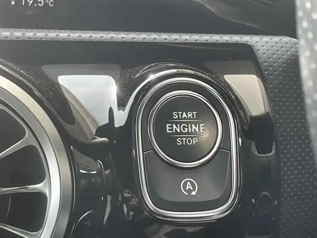 メルセデス・ベンツ Ｍ・ベンツ Ａ２００ｄ 兵庫県 2019(令1)年 3.7万km シルバー 純正メモリーナビ/Bluetooth/フルセグ/全方位カメラ/ワイヤレス充電/シートヒーター/パワーシート/レザーシート/クルーズコントロール/サンルーフ/パドルシフト/ETC2.0/純正フロアマット/純正アルミホイール/ISOFIX/スマートキー×２/エンジンスタートボタン/電動格納ミラー