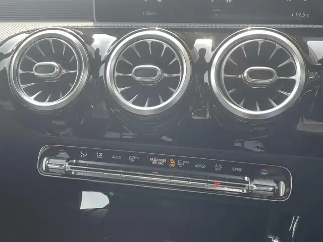 メルセデス・ベンツ Ｍ・ベンツ Ａ２００ｄ 兵庫県 2019(令1)年 3.7万km シルバー 純正メモリーナビ/Bluetooth/フルセグ/全方位カメラ/ワイヤレス充電/シートヒーター/パワーシート/レザーシート/クルーズコントロール/サンルーフ/パドルシフト/ETC2.0/純正フロアマット/純正アルミホイール/ISOFIX/スマートキー×２/エンジンスタートボタン/電動格納ミラー