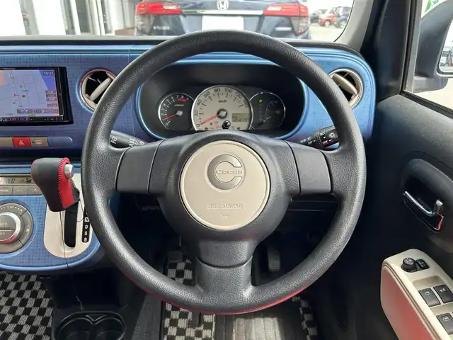 ダイハツ ミラ ココア プラスX 静岡県 2013(平25)年 2.8万km ミストブルーマイカメタリック 取扱説明書/保証書/KENWOOD7型メモリナビ/フルセグTV/BTオーディオ/DVD再生/スマートキー/AAC/純正フロアマット/パワーステアリング/パワーウィンドウ/ベンチシート/アームレスト/ルーフレール/赤色シートカバー