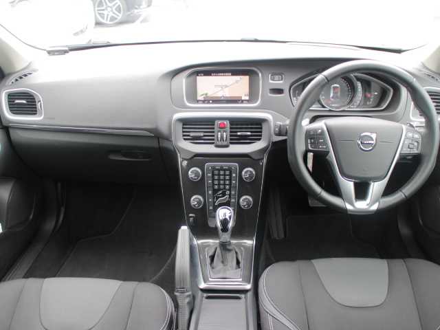 ボルボ Ｖ４０ T3 モメンタム 千葉県 2017(平29)年 3.2万km 白 純正HDDナビ/フルセグTV/Bluetooth/AM/FM/CD/DVD/純正ドライブレコーダー/純正17インチAW/前席シートヒーター /D席パワーシート/スマートキー×2個/アイドリングストップ/パドルシフト/アダプティブクルーズコントロール/衝突軽減ブレーキ/フロアマット/取扱説明書/保証書