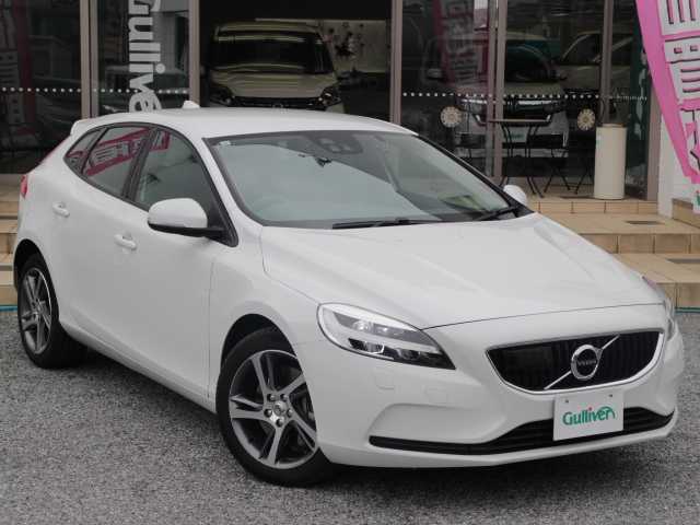 ボルボ Ｖ４０ T3 モメンタム 千葉県 2017(平29)年 3.2万km 白 純正HDDナビ/フルセグTV/Bluetooth/AM/FM/CD/DVD/純正ドライブレコーダー/純正17インチAW/前席シートヒーター /D席パワーシート/スマートキー×2個/アイドリングストップ/パドルシフト/アダプティブクルーズコントロール/衝突軽減ブレーキ/フロアマット/取扱説明書/保証書