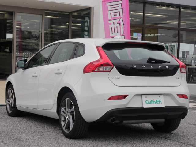 ボルボ Ｖ４０ T3 モメンタム 千葉県 2017(平29)年 3.2万km 白 純正HDDナビ/フルセグTV/Bluetooth/AM/FM/CD/DVD/純正ドライブレコーダー/純正17インチAW/前席シートヒーター /D席パワーシート/スマートキー×2個/アイドリングストップ/パドルシフト/アダプティブクルーズコントロール/衝突軽減ブレーキ/フロアマット/取扱説明書/保証書