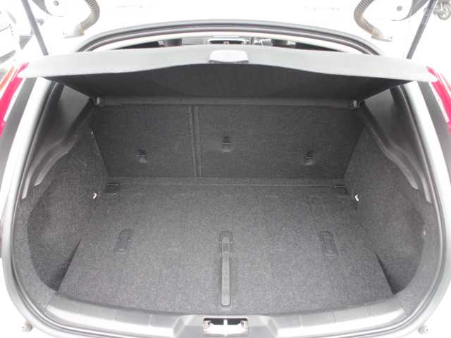 ボルボ Ｖ４０ T3 モメンタム 千葉県 2017(平29)年 3.2万km 白 純正HDDナビ/フルセグTV/Bluetooth/AM/FM/CD/DVD/純正ドライブレコーダー/純正17インチAW/前席シートヒーター /D席パワーシート/スマートキー×2個/アイドリングストップ/パドルシフト/アダプティブクルーズコントロール/衝突軽減ブレーキ/フロアマット/取扱説明書/保証書