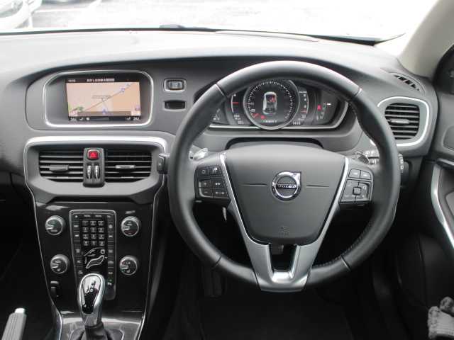 ボルボ Ｖ４０ T3 モメンタム 千葉県 2017(平29)年 3.2万km 白 純正HDDナビ/フルセグTV/Bluetooth/AM/FM/CD/DVD/純正ドライブレコーダー/純正17インチAW/前席シートヒーター /D席パワーシート/スマートキー×2個/アイドリングストップ/パドルシフト/アダプティブクルーズコントロール/衝突軽減ブレーキ/フロアマット/取扱説明書/保証書