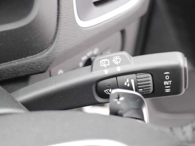 ボルボ Ｖ４０ T3 モメンタム 千葉県 2017(平29)年 3.2万km 白 純正HDDナビ/フルセグTV/Bluetooth/AM/FM/CD/DVD/純正ドライブレコーダー/純正17インチAW/前席シートヒーター /D席パワーシート/スマートキー×2個/アイドリングストップ/パドルシフト/アダプティブクルーズコントロール/衝突軽減ブレーキ/フロアマット/取扱説明書/保証書