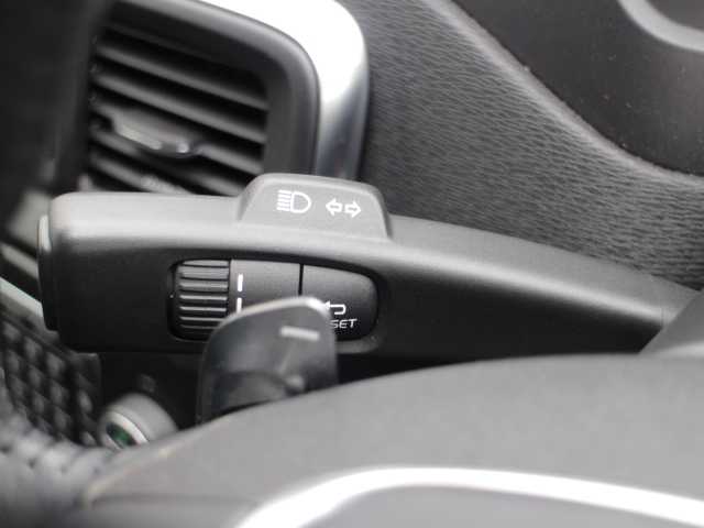 ボルボ Ｖ４０ T3 モメンタム 千葉県 2017(平29)年 3.2万km 白 純正HDDナビ/フルセグTV/Bluetooth/AM/FM/CD/DVD/純正ドライブレコーダー/純正17インチAW/前席シートヒーター /D席パワーシート/スマートキー×2個/アイドリングストップ/パドルシフト/アダプティブクルーズコントロール/衝突軽減ブレーキ/フロアマット/取扱説明書/保証書