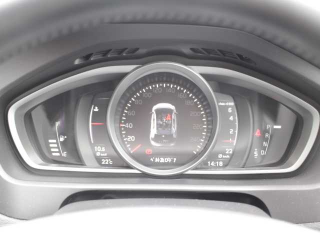 ボルボ Ｖ４０ T3 モメンタム 千葉県 2017(平29)年 3.2万km 白 純正HDDナビ/フルセグTV/Bluetooth/AM/FM/CD/DVD/純正ドライブレコーダー/純正17インチAW/前席シートヒーター /D席パワーシート/スマートキー×2個/アイドリングストップ/パドルシフト/アダプティブクルーズコントロール/衝突軽減ブレーキ/フロアマット/取扱説明書/保証書
